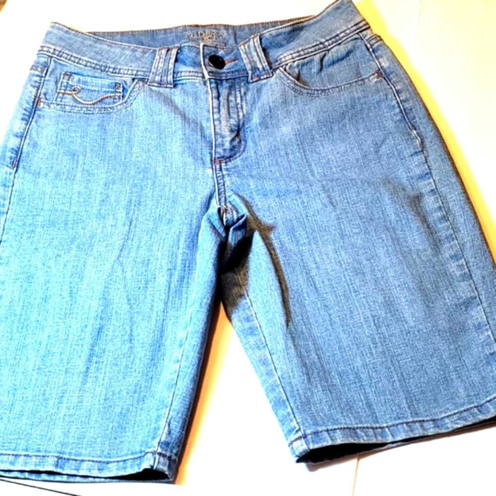 Riders by Lee Short Bermudas  size 6 M Very good condition Made in Bangladesh